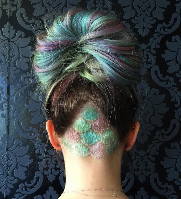 รูปภาพ:http://i2.wp.com/therighthairstyles.com/wp-content/uploads/2017/01/13-teal-and-purple-nape-undercut.jpg?zoom=1.25&resize=500%2C551