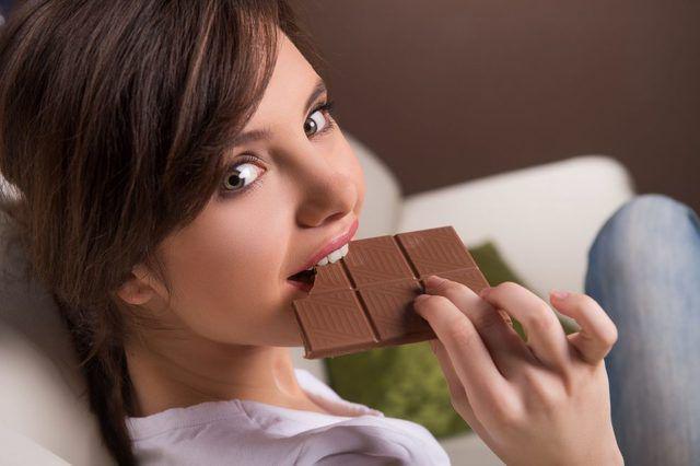 รูปภาพ:http://www.medicalnewstoday.com/content/images/articles/309/309741/a-woman-eating-a-block-of-dark-chocolate.jpg