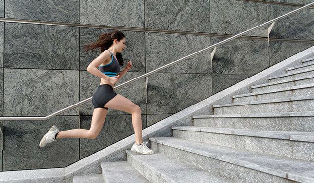 รูปภาพ:http://imworld.aufeminin.com/story/20140306/woman-running-up-stairs-190886_w650.jpg