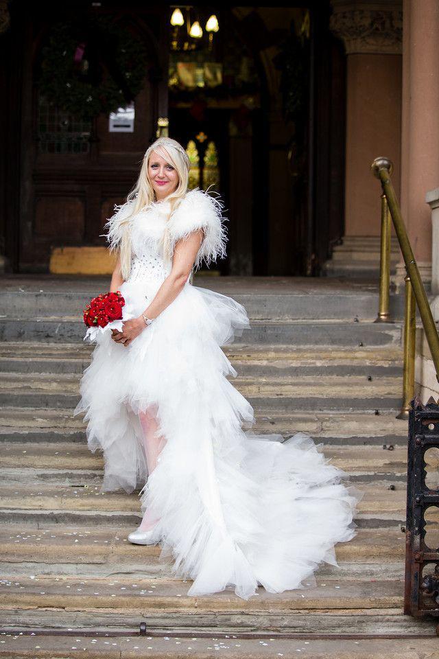 รูปภาพ:http://www.theburlesqueboutique.co.uk/ekmps/shops/wolfwhistle/images/white-feather-corset-wedding-dress-x28-3-week-delivery-x29--10876-p.jpg