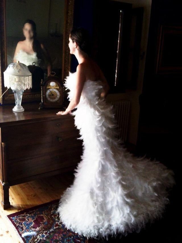 รูปภาพ:https://item4.tradesy.com/images/item/weddings/christina-wu/4-s/christina-wu-stunning-ostrich-feather-wedding-dress-54283-1.jpg