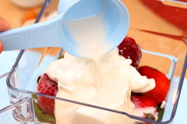 รูปภาพ:http://www.couponclippingcook.com/wp-content/uploads/2013/04/10-add-yogurt-and-almond-milk.jpg