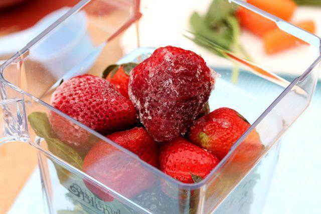 รูปภาพ:http://www.couponclippingcook.com/wp-content/uploads/2013/04/9-add-strawberries-to-blender.jpg