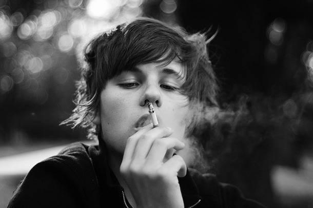 รูปภาพ:http://favim.com/610/201108/27/Favim.com-beautiful-black-and-white-bokeh-boy-cigarette-131606.jpg