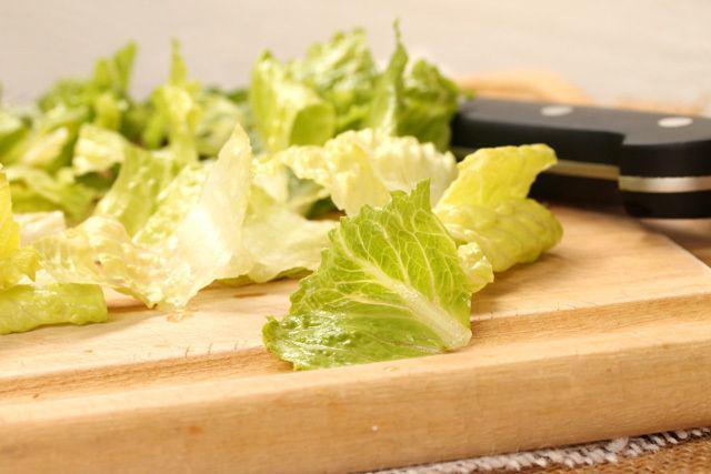 รูปภาพ:http://www.couponclippingcook.com/wp-content/uploads/2013/06/1-chop-lettuce-for-salad.jpg
