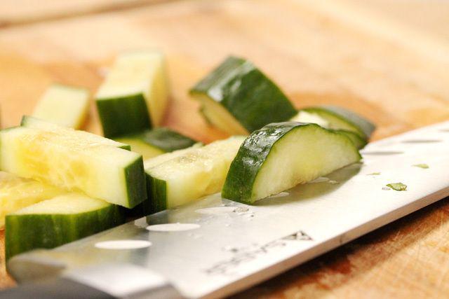 รูปภาพ:http://www.couponclippingcook.com/wp-content/uploads/2013/06/2-cut-cucumbers.jpg