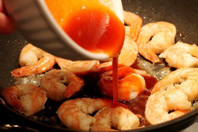 รูปภาพ:http://www.couponclippingcook.com/wp-content/uploads/2013/06/14-add-sirachi-and-honey-to-shrimp.jpg