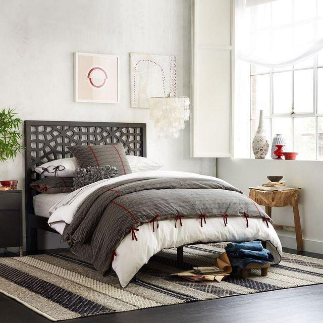 รูปภาพ:http://cdn.decoist.com/wp-content/uploads/2017/01/Morocco-inspired-headboard-deisgn-adds-to-the-style-of-contemporary-bedroom-West-Elm.jpg