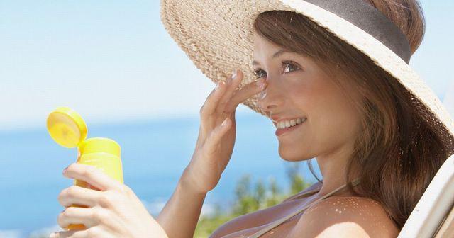 รูปภาพ:http://i2.mirror.co.uk/incoming/article5975824.ece/ALTERNATES/s1200/Woman-with-straw-hat-applying-sun-block-to-face-outdoors.jpg