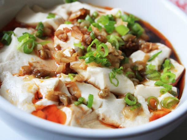 รูปภาพ:http://www.seriouseats.com/images/2012/08/20120823-219718-chichis-chinese-silken-tofu-chili-oil-primary.jpg