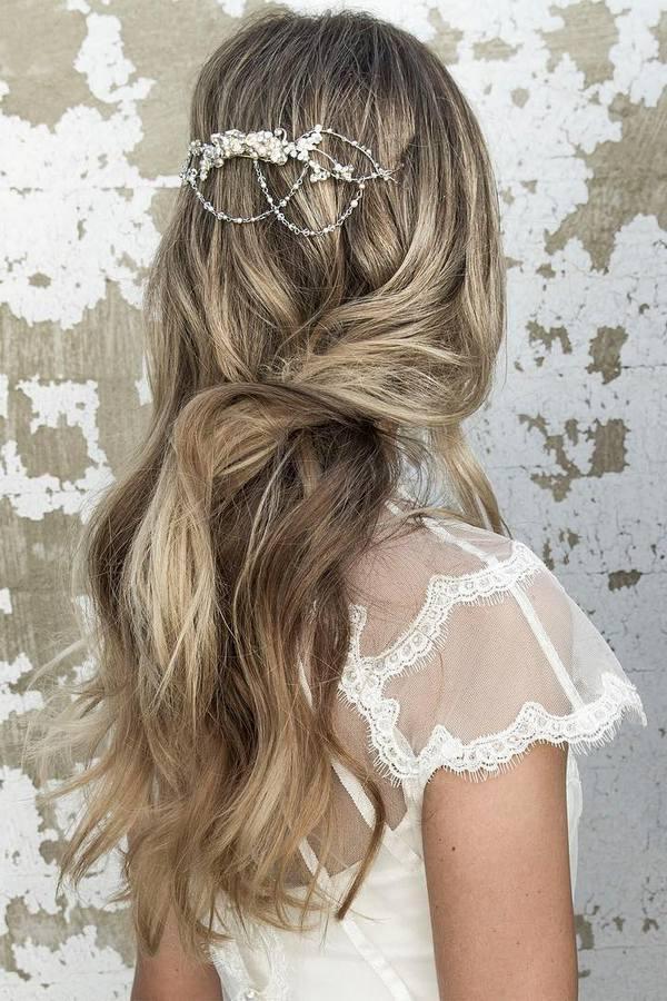 รูปภาพ:http://www.himisspuff.com/wp-content/uploads/2017/01/Long-Wedding-Hairstyles-via-Vanessa-Barney-hair-23.jpg