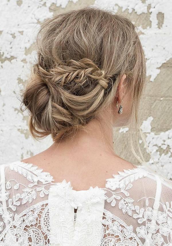 รูปภาพ:http://www.himisspuff.com/wp-content/uploads/2017/01/Long-Wedding-Hairstyles-via-Vanessa-Barney-hair-31.jpg