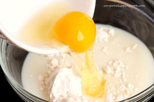 รูปภาพ:http://www.couponclippingcook.com/wp-content/uploads/2014/02/7-add-egg-to-bowl.jpg