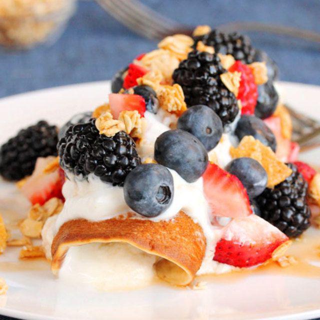 ภาพประกอบบทความ Yogurt Berry Pancake Rolls เมนูแพนเค้กชวนชิม รสหวานอมเปรี้ยวอร่อยถูกใจ