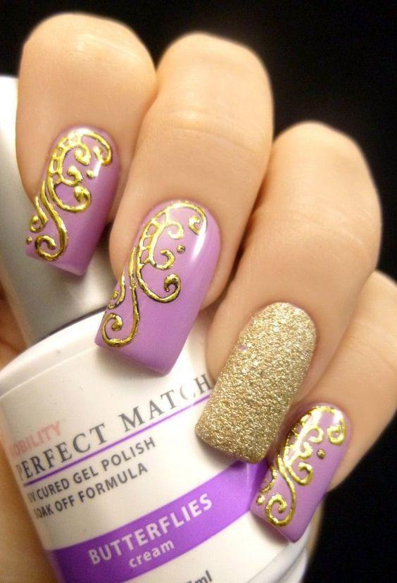 รูปภาพ:http://www.prettydesigns.com/wp-content/uploads/2017/01/Purple-Nails-with-Golden-Flowers.jpg