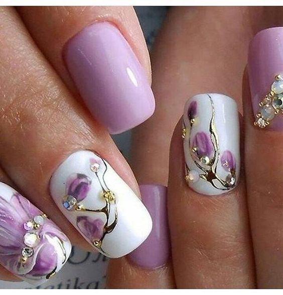 รูปภาพ:http://www.prettydesigns.com/wp-content/uploads/2017/01/Purple-Floral-Nails-with-Gems.jpg