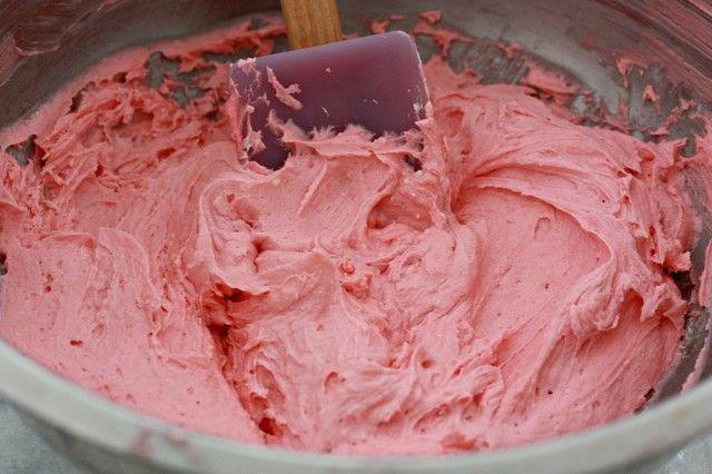 รูปภาพ:http://www.nestofposies-blog.com/wp-content/uploads/2015/01/Make-your-cheesecake-mixture-pink-by-adding-a-couple-of-drops-of-food-coloring-1024x682.jpg