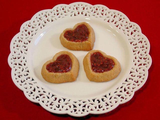 รูปภาพ:http://wickedgoodkitchen.com/wp-content/uploads/2013/02/Almond-Double-Thumbprint-Heart-Cookies-Paleo-9.jpg
