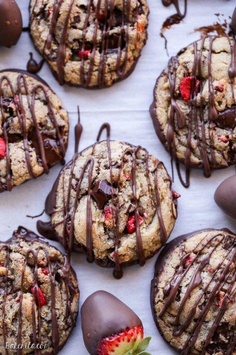 รูปภาพ:http://ghk.h-cdn.co/assets/16/06/480x722/gallery-1455049108-chocolate-dipped-strawberry-chocolate-chip-cookies-9.jpg