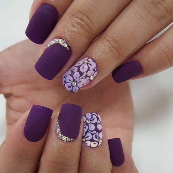 รูปภาพ:http://www.prettydesigns.com/wp-content/uploads/2017/01/Purple-Nails-with-White-Flowers.jpg