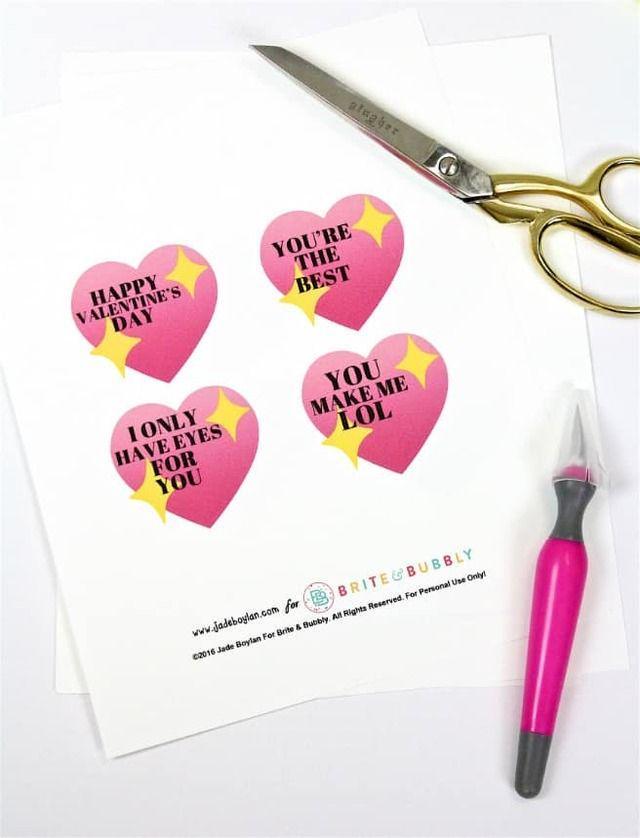 รูปภาพ:http://briteandbubbly.com/wp-content/uploads/2016/01/DIY-Emoji-Lollipop-Heart-Valentine-Printable.jpg