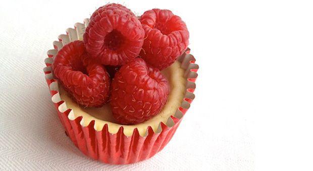 รูปภาพ:http://ghk.h-cdn.co/assets/cm/15/11/54ff3416a539b-ghk-a-mini-berry-cheesecakes-orig-master-1.jpg