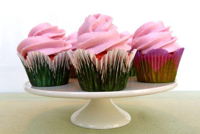รูปภาพ:http://ghk.h-cdn.co/assets/cm/15/12/5508b2aa6bc02-mini-pink-velvet-cupcakes-recipe-ghk0514-s2.jpg