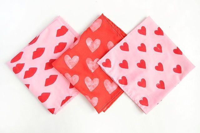 รูปภาพ:https://images.britcdn.com/wp-content/uploads/2017/02/valentines.bandanas.done5_.jpg?fit=max&w=800