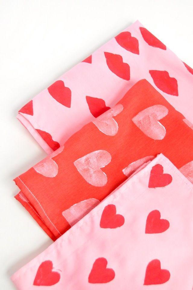 รูปภาพ:https://images.britcdn.com/wp-content/uploads/2017/02/valentines.bandanas.done6_.1100.jpg?fit=max&w=800