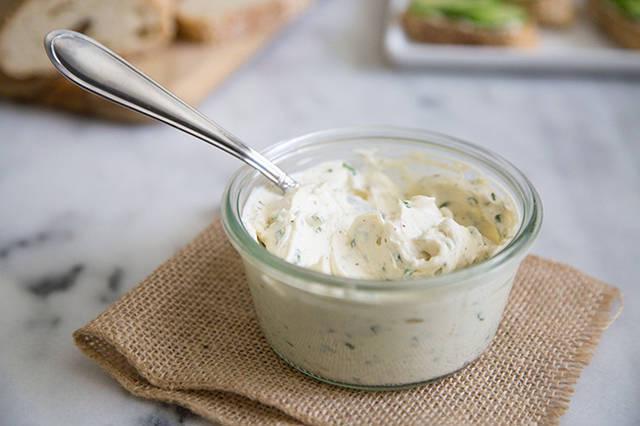 รูปภาพ:http://www.thelittleepicurean.com/wp-content/uploads/2014/08/garlic-and-chives-cream-cheese-spread.jpg