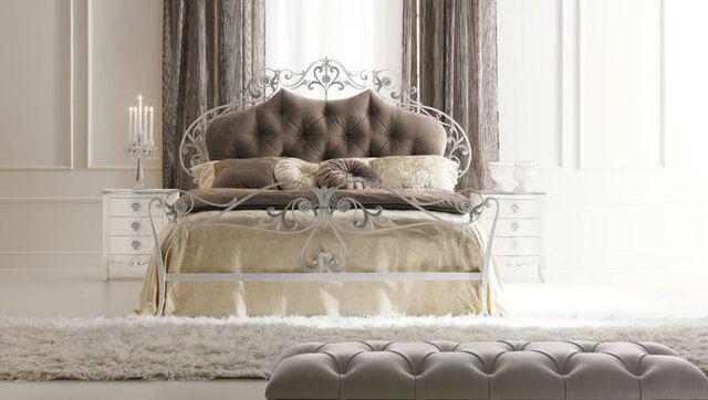 รูปภาพ:http://decoholic.org/wp-content/uploads/2012/07/luxury_bedroom_furniture_9_ideas1.jpg