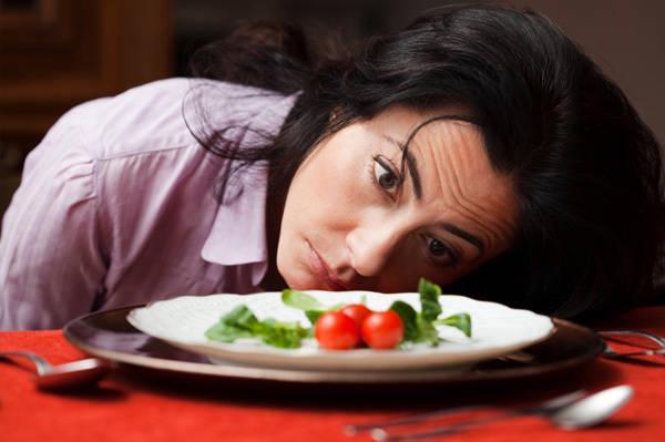 รูปภาพ:http://cdn.sheknows.com/articles/2012/04/woman-obsessing-over-diet.jpg