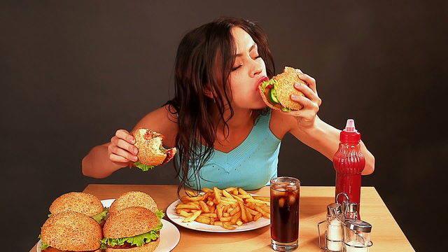 รูปภาพ:http://www.bimzz.com/wp-content/uploads/2014/11/stock-footage-woman-eating-fast-food-time-lapse.jpg