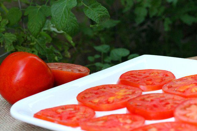 รูปภาพ:http://www.couponclippingcook.com/wp-content/uploads/2011/10/2-sliced-tomatoes-on-plate.jpg