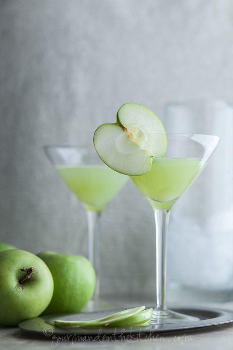 รูปภาพ:http://ghk.h-cdn.co/assets/16/06/480x720/gallery-1455296434-green-apple-ginger-martini-on-gourmandeinthekitchencom-cocktail-martini.jpg