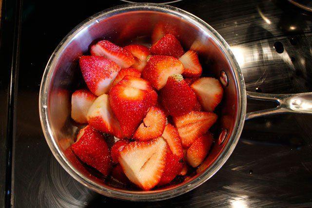 รูปภาพ:https://i1.wp.com/www.northdakotamom.com/wp-content/uploads/2015/05/strawberryfudgestrawberries.jpg