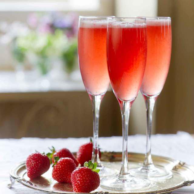 ภาพประกอบบทความ Strawberry Champagne Cocktail เมนูค็อกเทลอร่อยฟิน สดชื่นซาบซ่าจับใจ
