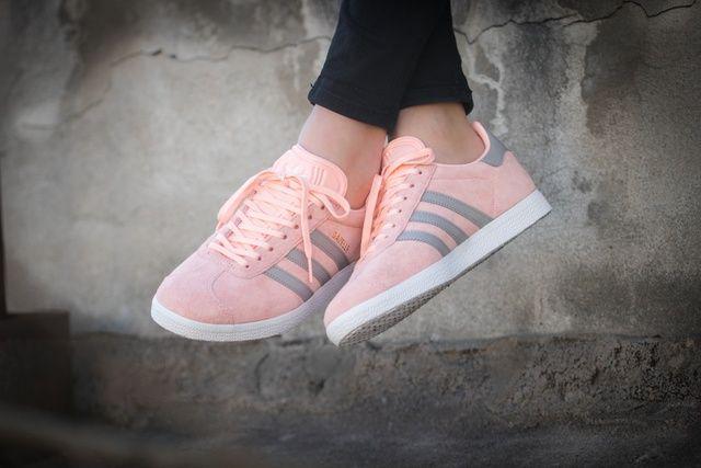 รูปภาพ:http://www.43einhalb.com/files/image/id/103637/w/2000/h/1200/n/adidas-gazelle-w-pink-grey-ba7656-mood-2.jpg