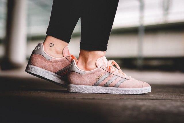 รูปภาพ:http://dfi5wu8thl82p.cloudfront.net/wp-content/uploads/2017/02/afew-store-sneaker-adidas-gazelle-w-haze-coral-s17-cleargranite-rwhite-38.jpg