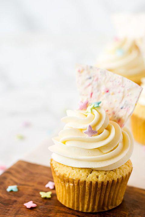 รูปภาพ:http://ghk.h-cdn.co/assets/17/07/480x719/gallery-1487350946-vanilla-cupcakes-sprinkle-bark-recipe.jpg