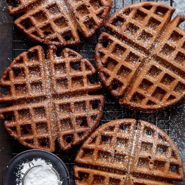 ภาพประกอบบทความ Chocolate Cake Waffles สูตรวาฟเฟิลอร่อยง่าย ได้รสช็อกโกแลตเต็มคำ