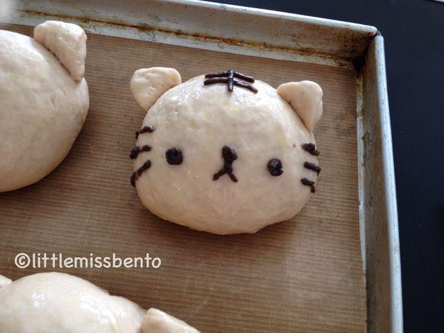 รูปภาพ:http://littlemissbento.com/wp-content/uploads/2014/04/Homemade-Milo-Bread-Cut-Tiger-Bread-Buns-252810-2529.jpg