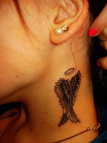 รูปภาพ:http://www.prettydesigns.com/wp-content/uploads/2014/11/Wing-Tattoos-behind-Ears.jpg