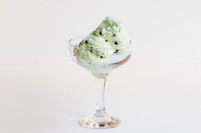 รูปภาพ:https://images.britcdn.com/wp-content/uploads/2017/02/Irish-Cream-Affogato-with-Mint-Choc-Chip-Ice-Cream-Instructions.jpg?fit=max&w=800