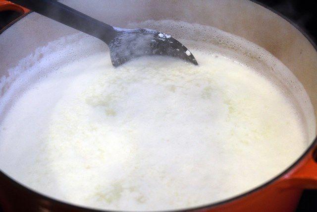 รูปภาพ:https://i2.wp.com/funnyloveblog.com/wp-content/uploads/2013/03/Stir-acid-into-milk-mixture.jpg?w=640