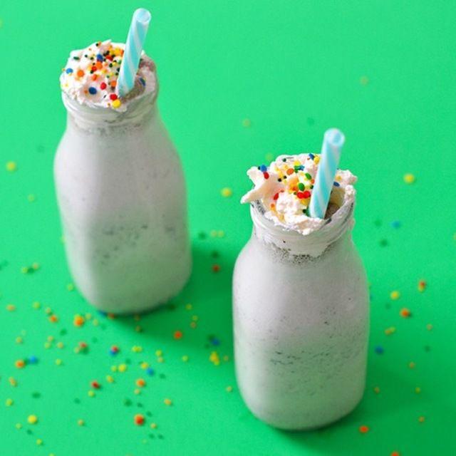 ตัวอย่าง ภาพหน้าปก:Boozy Mint Chocolate Chip Milkshake มิลค์เชคสูตรเด็ดฉบับมีแอลกอฮอล์ อร่อยฟินแบบไม่ซ้ำใครสุดๆ