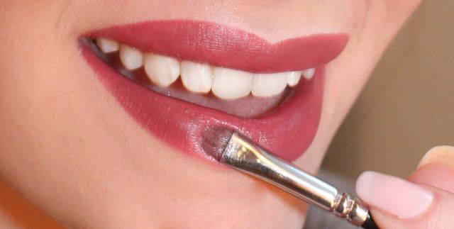 รูปภาพ:http://www.allfashionnews.net/wp-content/uploads/2015/03/How-to-Apply-Lipstick-Easily-and-Quickly.jpg