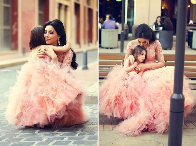 รูปภาพ:http://i00.i.aliimg.com/wsphoto/v0/2024877760_1/Free-Customize-2-Pieces-209USD-Tulle-Lace-Long-Tutu-Mermaid-Fashion-Family-Pink-Mother-Daughter-Wedding.jpg