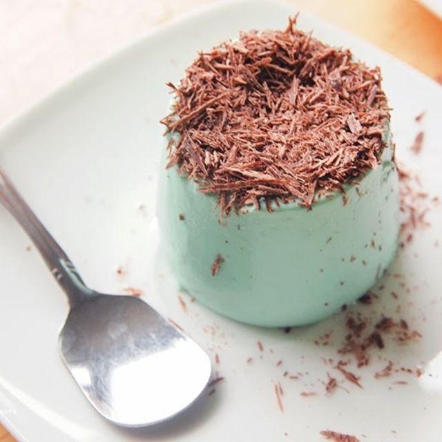 ภาพประกอบบทความ Mint Chocolate Panna Cotta  เมนูขนมแพนนาคอตต้าสีฟ้า หอมหวานสดชื่นถึงใจซะไม่มี