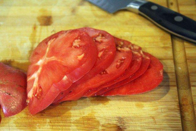 รูปภาพ:https://i1.wp.com/funnyloveblog.com/wp-content/uploads/2013/08/Thinly-slice-tomato.jpg?w=1024